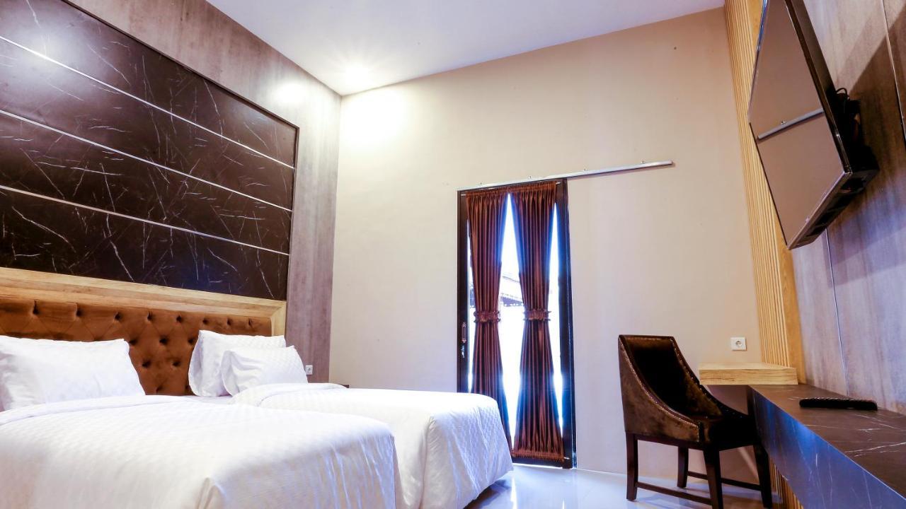 Giri Palma Hotel Malang Exteriör bild