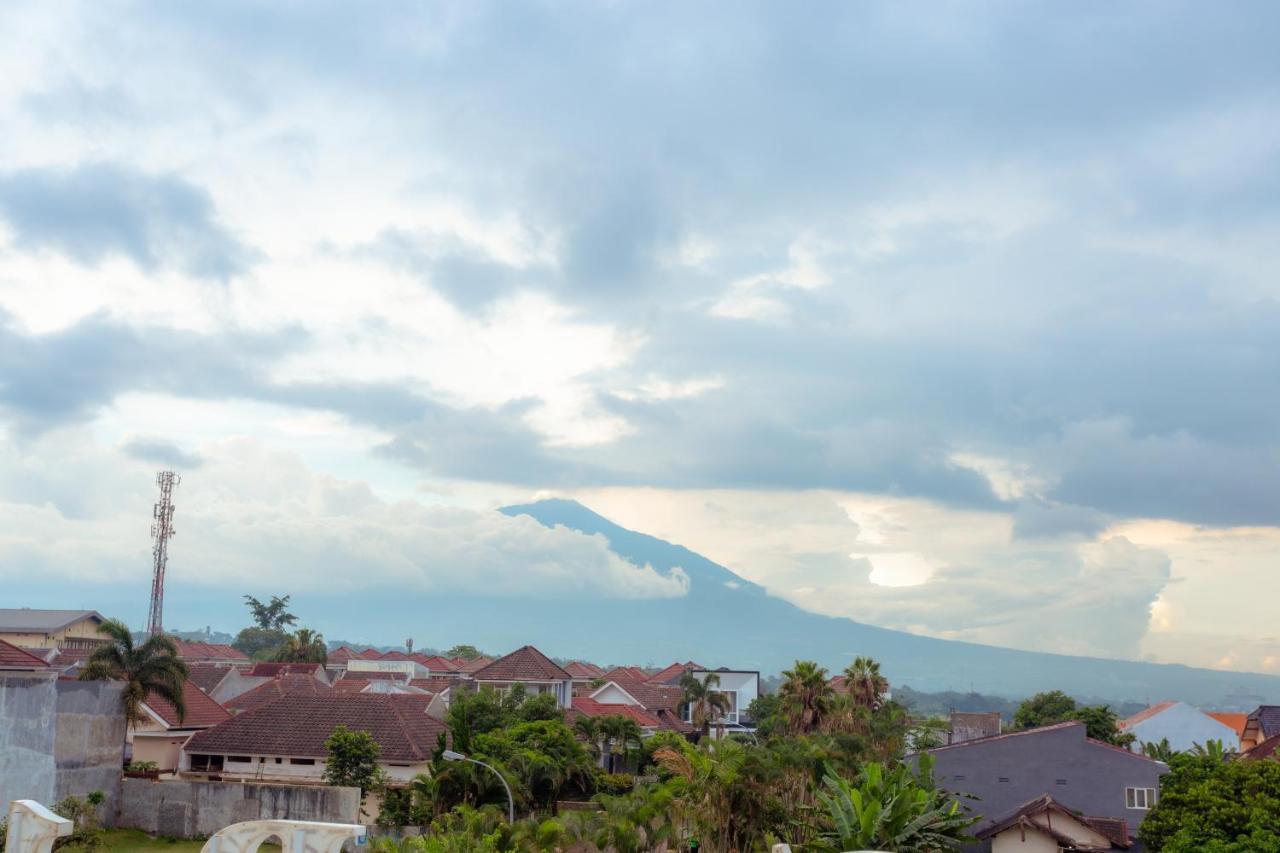 Giri Palma Hotel Malang Exteriör bild