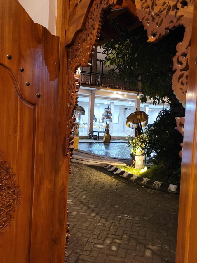 Giri Palma Hotel Malang Exteriör bild